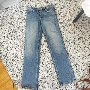 Blåa jeans från zara i storlek 34. 
