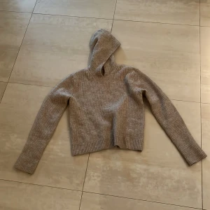 Stickad tröja med luva - Använd några få gånger, nyskick. Original pris 600kr.  