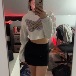 Cropped hoodie med tryck - En Cropped hoodie med tryck och turtle neck 