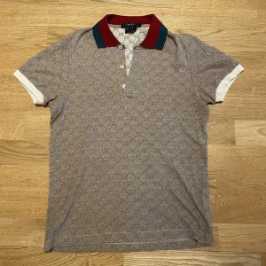 Gucci-piké storlek XS/S - Säljer min feta piké från Gucci då den blivit alldeles för liten på mig. Köptes för 7 000 kr på Farfetch för ca 4 år sen. Sparsamt använd och i mycket bra skick (9/10). Svår att få tag på!  Märkt S men den är ganska liten i storlek så lutar mer åt XS.