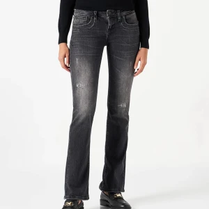 LTB jeans - Skit snygga utsvängda lågmidjade LtB jeans 🤩 Nypris ligger runt 800kr Midjemått: 38 cm Innerbenslängd: 78 cm