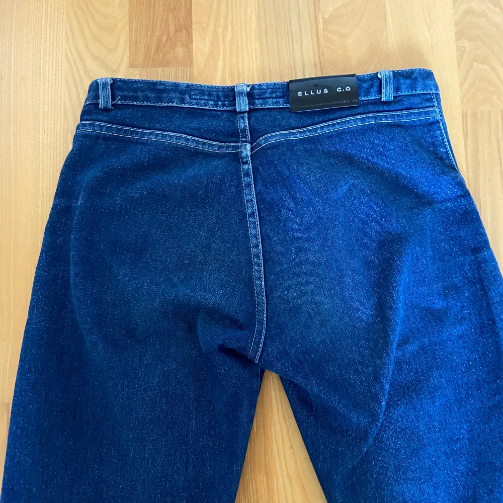 Jättecoola bootcut jeans i superbra skick med blomdetaljer.💗 Liten i storlek (passar mig som har storlek 36). Jeans & Byxor.