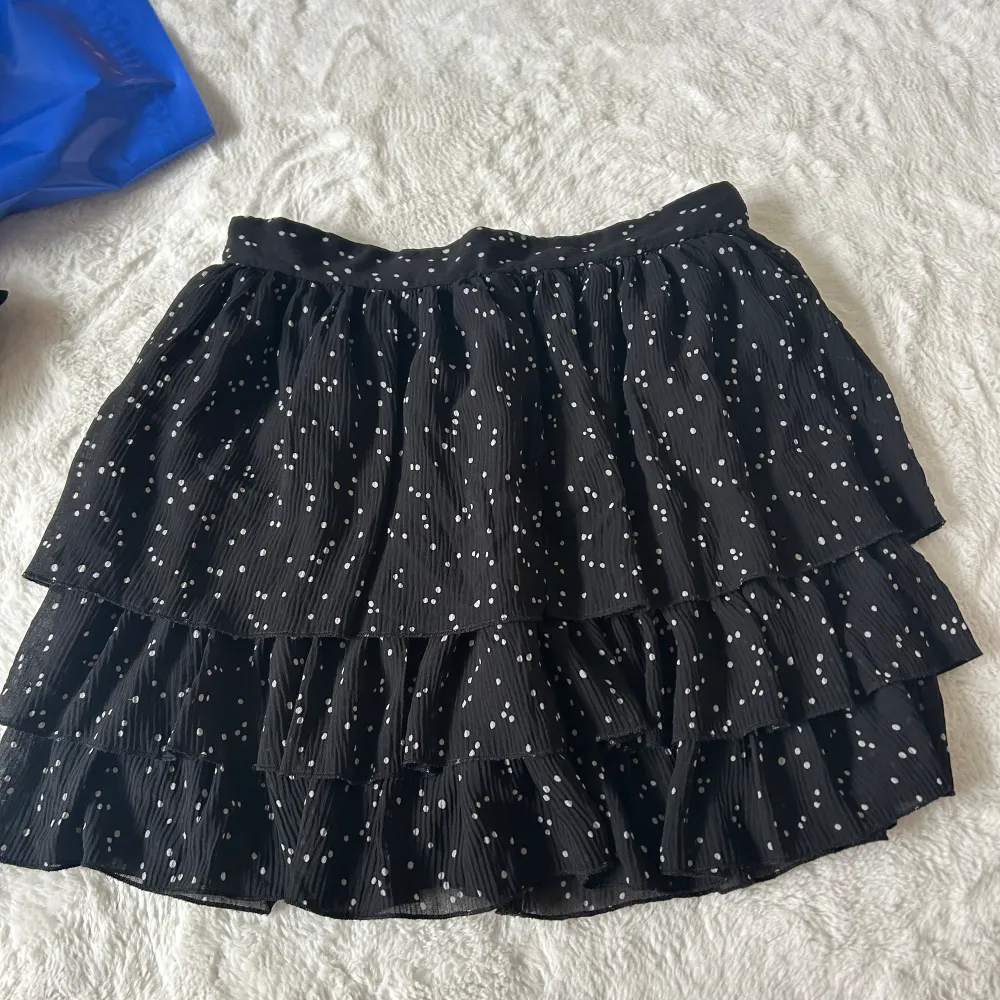 Söt kjol från zara, använd typ 1 gång så den har inga slitningar eller fläckar😁. Kjolar.