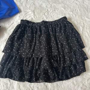Söt kjol från zara, använd typ 1 gång så den har inga slitningar eller fläckar😁