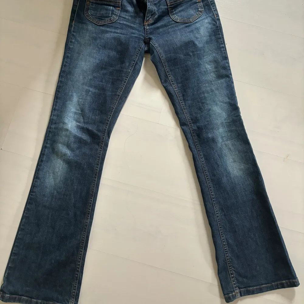 Säljer dessa snygga jeans köpta på second hand 🥰🙌🏼. Jeans & Byxor.