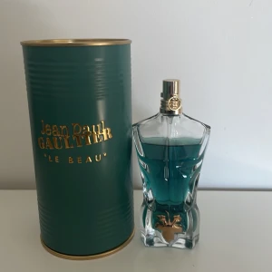 Säljer 2 ml av le beau🥥🌴 - En fin kokosnöt när doft perfekt till sommaren🌴🥥 Köp sampel istället för en hel falska😁