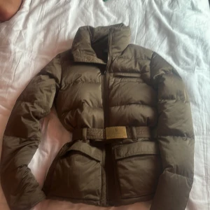 Rhalp lauren jacka - Jackan är i small . Jag köpte den här,men den va för liten. Den är grön, o haf ett fint bälte som gör hela jackan. 