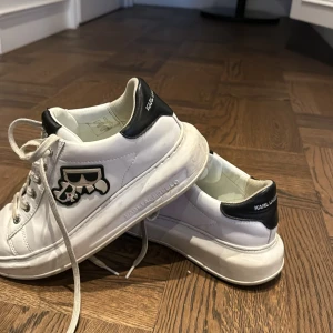 Sneakers - Säljer dessa super snygga Karl Lagerfeld snekerserna, super snygga nu till sommaren! Säljer för ett lågt pris så jag inte har boxen kvar men dom är äkta och köpta i butik✌🏼 hör av er vid frågor💕💕