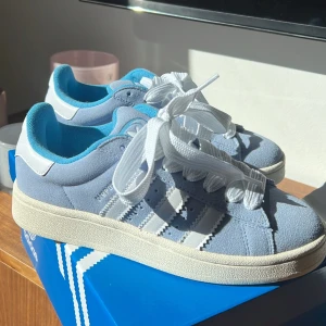 Campus 00s - Ambient sky - Använda ute en gång! Två olika blåa snören ingår också! Förpackning finns kvar! Köpta från Merch Sweden för 2199kr 