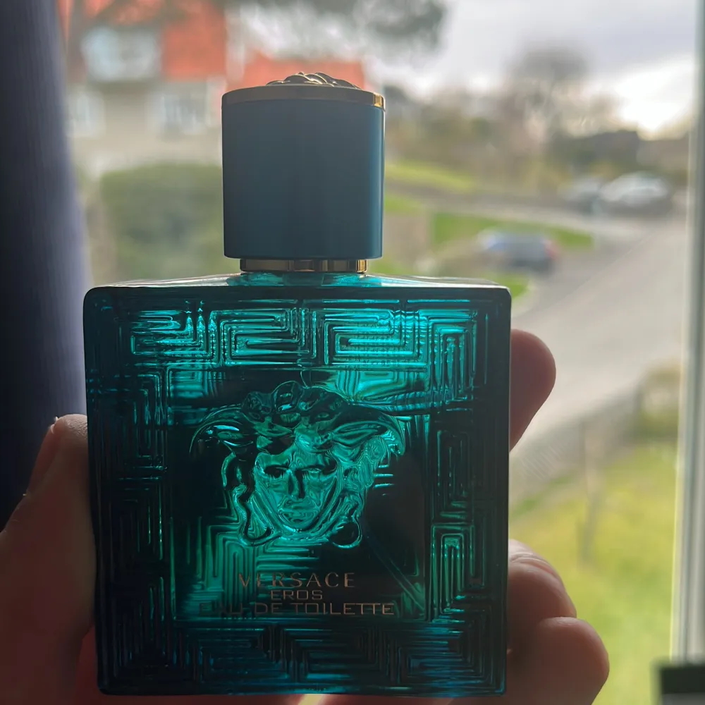 Versace Eros Eau de toilette. 50 ml från början och har kanske använts ca 30 %. . Parfym.