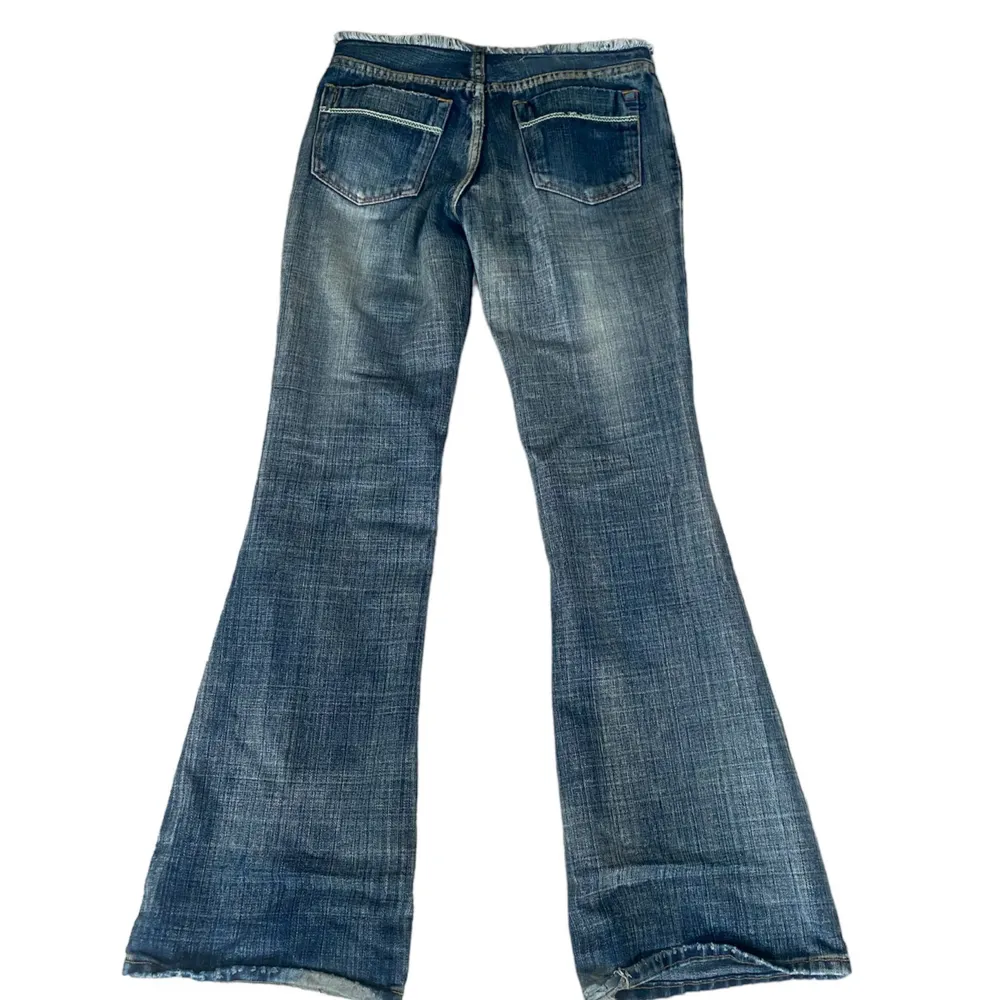 Jättefina lågmidjade jeans från Diesel i storlek 27. Innerbenslängd: 80 cm Midjemått mätt rakt över: 38 cm. Jeans & Byxor.