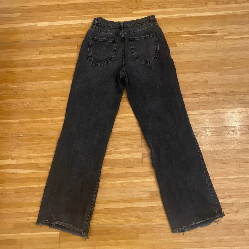 Straight leg jeans från stradivarius men köpta på asos. Storlek 36 passar både s och xs. Byxorna kommer inte till användning längre och därför har jag valt att sälja dessa❤️😊.. Jeans & Byxor.