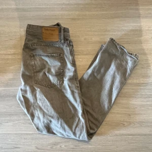 Jack and Jones jeans  - Säljer nu ett par skit snygga och trendiga 💸🥂.st30-32. säljer pga att de inte gått till använing (sparsamt använda i 1 månad) så skit 9.5-10  