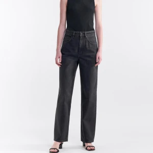 Filippa K strl. 27 - Säljer dessa helt oanvända Filippa K Kay Black wash. Nypris 1900. (Säljer även ett par i storlek 28 i en separat annons så kolla där)