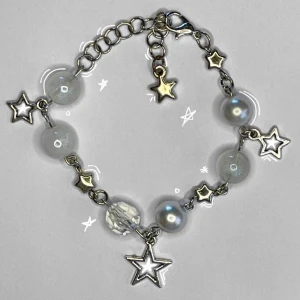 Minimalistiskt Pärlarmband Med Stjärnor  - Längd: 16 - 21 cm. Handgjort smycke. Längd kan justeras efter förfrågan. Kan mötas upp i Örebro. Färg kan ändras efter förfrågan. Super gulligt pärlarmband med stjärnor perfekt för den som älskar minimalistiska smycken!⭐️   