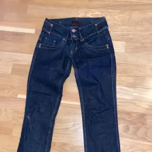 Lågmidjade jeans super fina men passa inte mig de passa båda xs och s