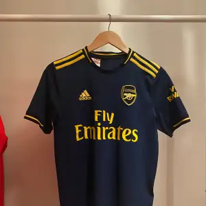 Fin Arsenal tröja, bara lite lös på adidas loggan men inget annat. Storlek L i barnstorlek men sitter ungefär som S. 