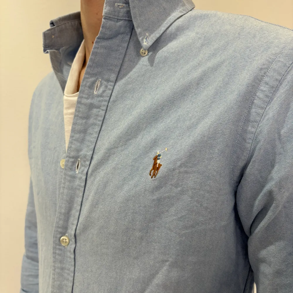 Ralph LAUREN skjorta i storlek S - skick 9/10 - Nypris 1500kr vårt pris 549kr - Modellen är 184. Skjortor.