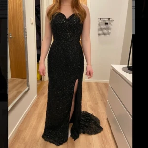 Balklänning dress room linne - Klänning med paljetter med ett fint volang/spets släp. Aldrig använd, endast testad. Passar mig som har storlek 36/38. Nypris 5500kr, mitt pris 3500kr men kan tänka mig gå ner i pris vid snabb och smidig affär! 