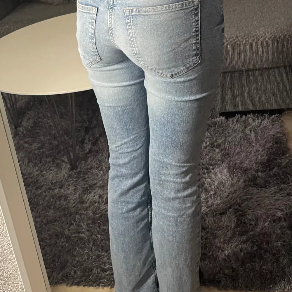 Jättefina lågmidjade jeans från H&M. Som nya, knappt använda då de är för korta för mig i benen. Storlek 38 men passar absolut 36!💞. Jeans & Byxor.