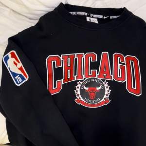 Nike Chicago Bulls Sweatshirt i nyskick, knappt använd. Storlek L 