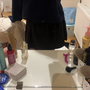 söt kjol - Säljer denna söta kjolen då jag inte använder den då jag tycker den är för stor. Är storlek s eller m❤️ i nyskick aldrig anvönt