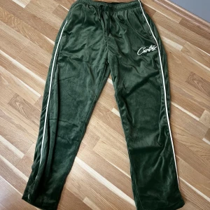 Cortiz byxor gröna  - Ett par gröna cortiz mjukisbyxor i storlek XL dock sitter dem mer som en L på mig därför jag väljer att sälja dem