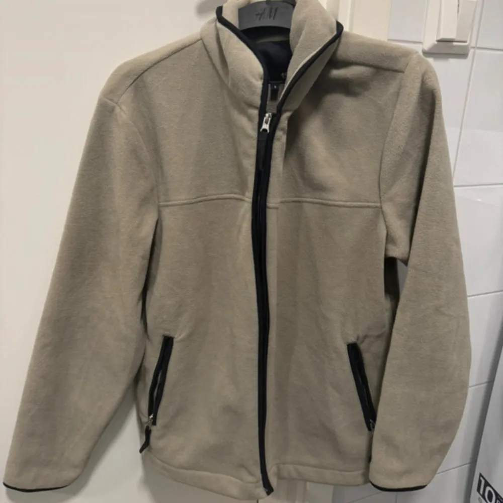 Jättefin fleecejacka från Lager 157 i khaki/beige färg. Köpt secondhand. Använda några få gånger men i väldigt fint skick 🫶🏼 obs herr storlek. Takit.
