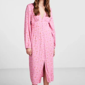 Sommar klänning- Milkmaid  - Helt ny, lite skrynklig bara för den varit undan vikt St M  Aldrig använd  Knappar hänger kvar men tagen har ramlat av Nypris 499