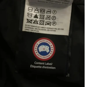 Canada Goose vinter  - Hej säljer min brors Canada goose jacka i hur fint skick som helst. Han flyttar till varmt land så inget behov av den längre 😌💖