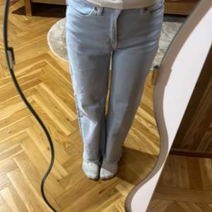 Blåa jeans, nästan nya, jättebra skick !finns en fläck! Men den synts knappt, priset kan diskuteras, dom är fina o ljusblåa perfekt för sommaren, priset kan diskuteras🩷