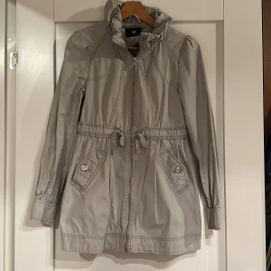 Söt Vår/sommarjacka H&M storlek 36 - Grå Vår/sommarjacka H&M storlek 36. Gott skick. 