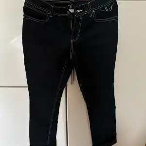 Nya och oanvända jeans byxor. Storlek S/M. 