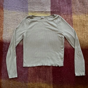 Grön tröja  - En långärmad ljusgrön tröja i storlek S från cotton:on