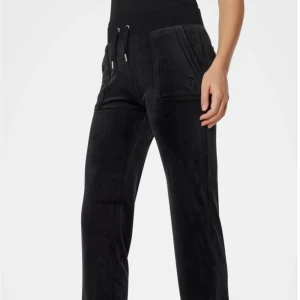 Juicy couture💘 - antingen sälja, eller byta mot annan färg! Inte intresserad utav vit eller brun men skicka gärna vad ni har!💗 Köpa? 400kr💗 Storlek M, och mot byte samma storlek! Mvh/Emma