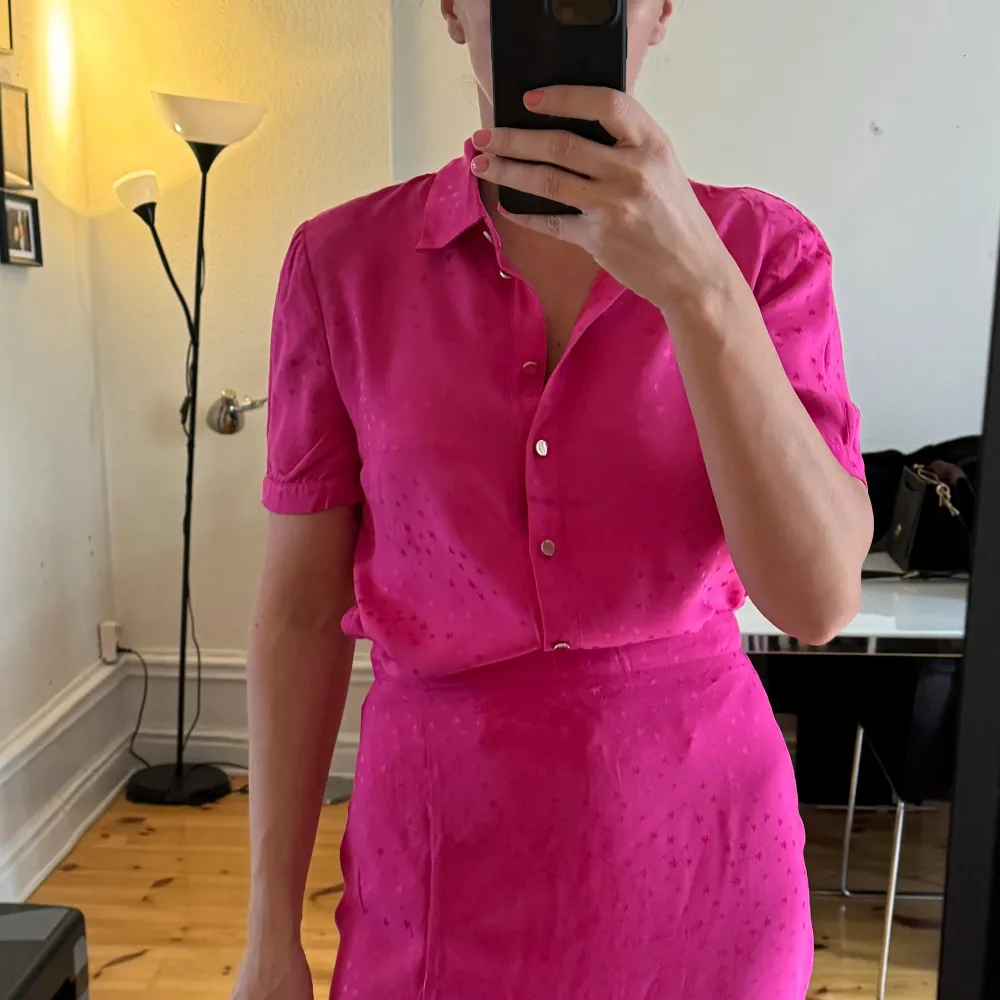 Set from Ted Baker very beautiful strong pink color. Shirt has been worn twice, skirt never. Bought in a sample sale through my previous job . Klänningar.