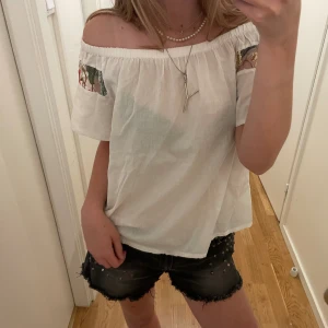 Off shoulder topp - Så snygg off shoulder topp inga lappar kvar så vet inte var den är ifrån, den sitter som en M