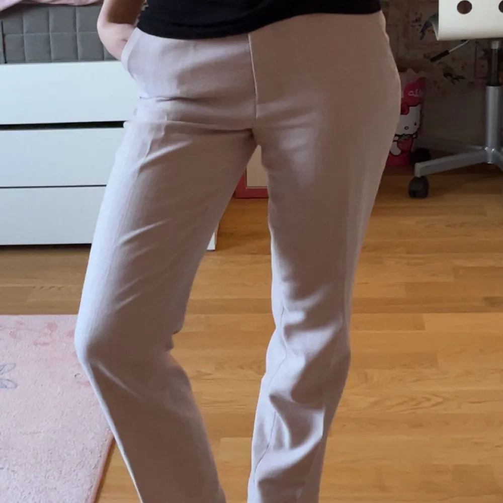 Ljusrosa straightleg kostymbyxor från H&M, bra skick men lite noppriga baktill (bild 3) men syns inte på. Storlek: 34  Midjemått: 31cm Innerbenslängd: 69cm. Jeans & Byxor.