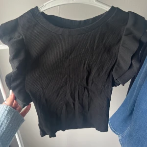 Svart topp - Säljer denna svarta tröjan från zara då den blivit för liten🩷