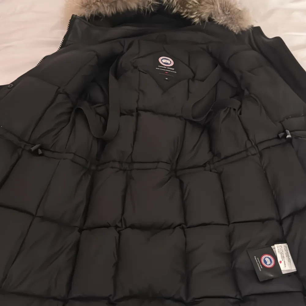 Jag säljer då min fina och varma canada goose jacka, då jag har köpt en ny vinterjacka och därav inte har nån användning av denna längre. Den är riktigt varm och skön. ☺️(har några få fläckar men som säkert lätt kan tvättas bort). Jackor.