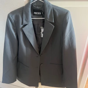 Overzised kavaj  - Overzised kavaj från pieces, original pris 599 kr, aldrig använd och prislapp kvar 