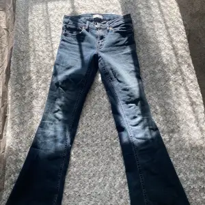 TRYCK INTE PÅ KÖP NU SKRIV PRIVAT FÖRST!🩷 Jättefina mörkblå low waist bootcut jeans från Gina tricot, bara använda en gång!🩷