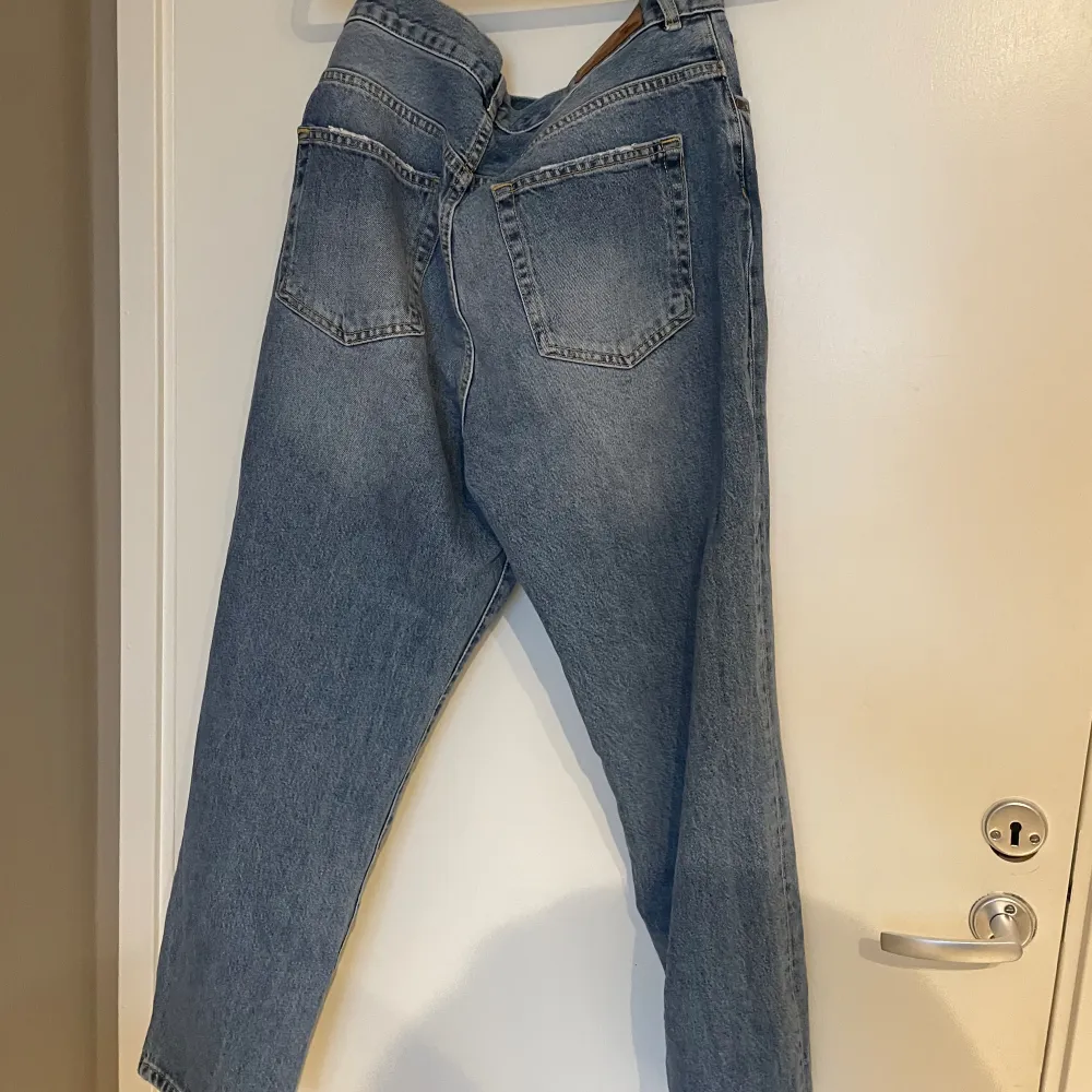 Jeans från bikbok! Jätte snygga och bra passform 😃. Jeans & Byxor.