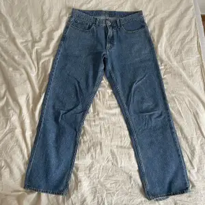 Loose jeans från Vailent i storlek M. Lite slitna längst ner vid bensluten, men det gör de nästan lite snyggare tycker jag!