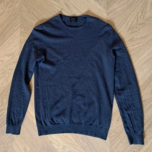 Massimo Dutti kashmir tröja  - Mörkblå/grå kashmir blend tröja från exklusiva märket massimo dutti i fint skick. Storlek S sitter normalt i storlek. Väldigt bra pris. 