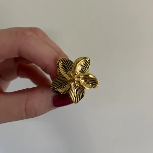 Guldig ring  - Säljer denna guldfärgade ring, aldrig använd 