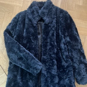 Jacka - Säljer denna super finna päls jacka från Tiger of Sweden❤️använt typ 2 gånger så väldigt bra skick❤️köpt för 3299kr och säljer för 1000💗