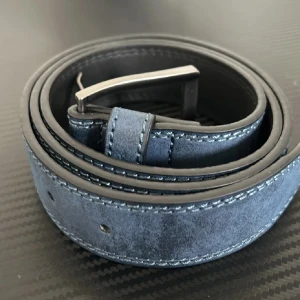 Mocka bälte - Säljer detta mocka bälte som är i storlek 110 cm , sjukt stil rena och passar till allt möjligt