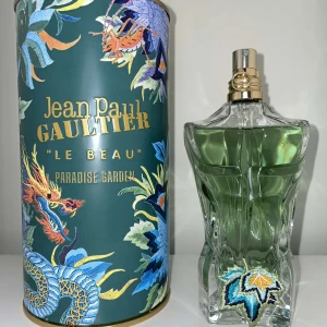 JPG - Paradise Garden  - Den bästa doften denna sommar!  Fräscha gröna och akvatiska noter som skär igenom sommarvärmen 🌿🌊 Tropiska inslag av kokos, krämig sandelträ och mer! 🥥