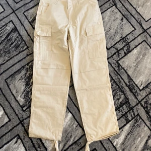 Carthartt Khaki jeans - Byxor är i väldigt god skick och hög kvalité Är ej använd, kan levereras förpackad och skyddad  Köparen betalar helst för frakt om den ska fraktas! Skriv för mer information.